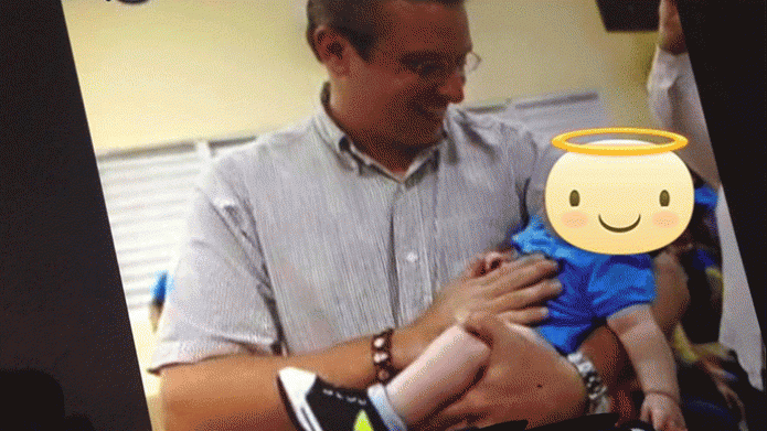 Una madre que denuncia el uso de la foto de su hijo sordo para un meme del Gobernador 