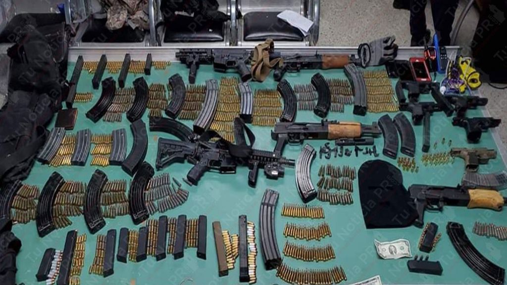  &ldquo;Parece que iban para la guerra&rdquo; ocupan rifles y armas luego de persecuci&oacute;n a dos veh&iacute;culos en Lo&iacute;za 