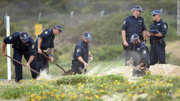 Dos niÃ±os descubren una bebÃ© enterrada en una playa