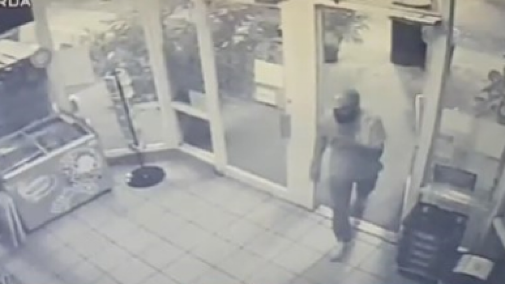 Buscan a este hombre que asalt&oacute; gasolinera de Guaynabo 