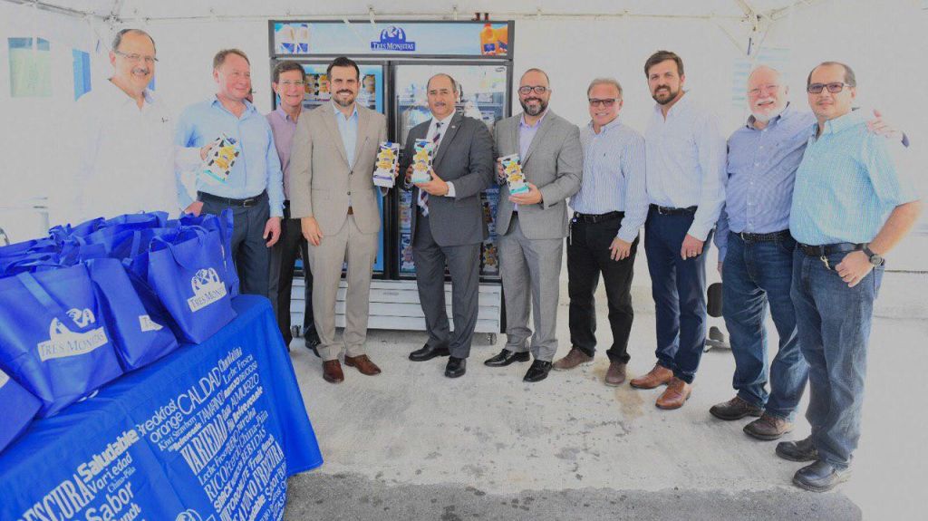  Gobernador anuncia producci&oacute;n local de la primera leche fresca de larga duraci&oacute;n en el mundo 