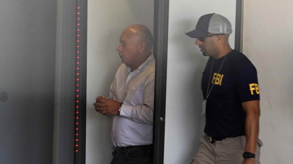  Federales tienen evidencia contundente de que alcalde de Sabana Grande supuestamente recibi&oacute; dinero en efectivo. 