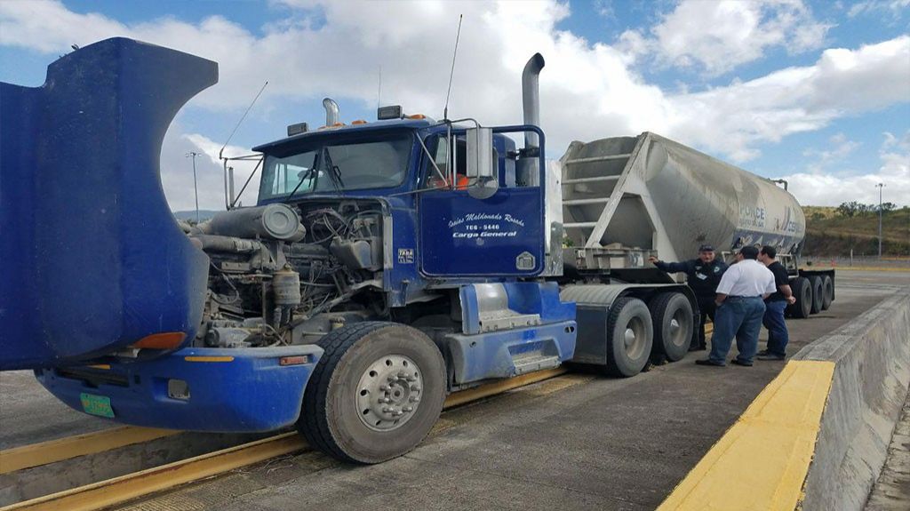  CSP y agencias federales realizan operativo a veh&iacute;culos de transportaci&oacute;n comercial en Salinas 