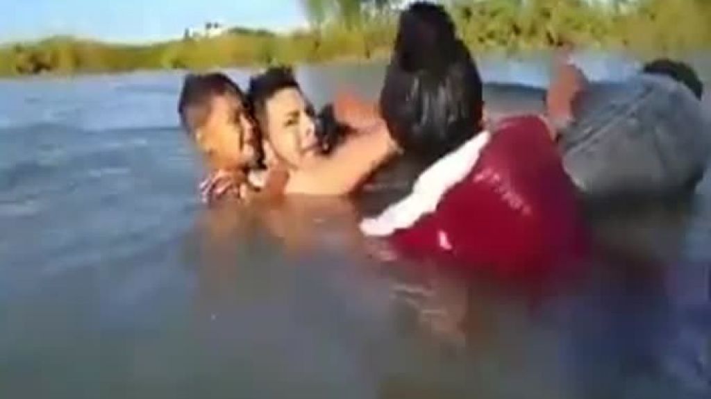  Estremecedor video del llanto de un ni&ntilde;o inmigrante mientras cruza el rio para llegar a EE. UU. junto a sus padres 
