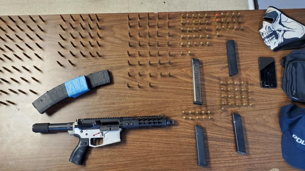  Polic&iacute;a ocupa rifle, municiones y cargadores a unos jovenes en Carolina 