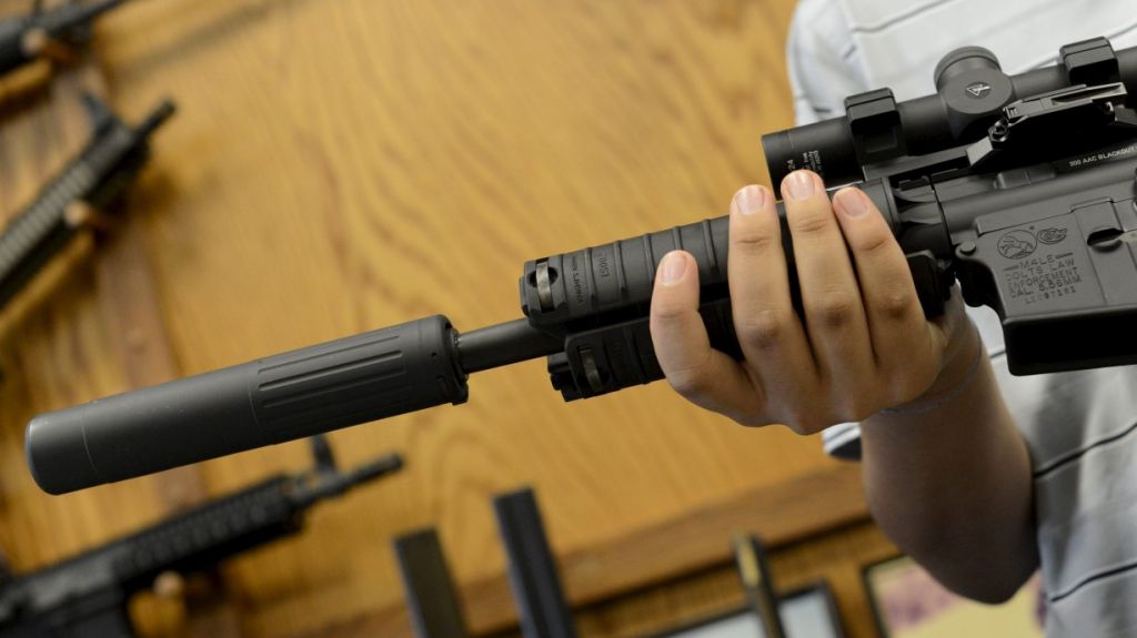  Arrestan a estudiante de Los &Aacute;ngeles por amenaza y le decomisan dos AR-15 