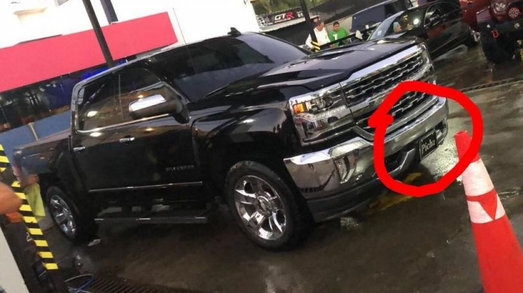  Viral video de hombre disparando un arma automática mientras conduce 