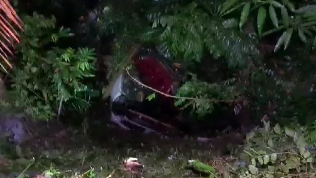  Video: Encuentran un veh&iacute;culo que cay&oacute; por un risco en San Juan 