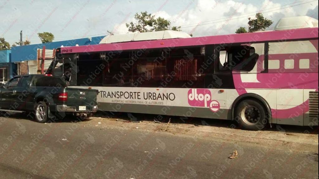  Fotos: Guagua de la AMA fuera de control se estrella contra varios vehículos en Rio Piedras 