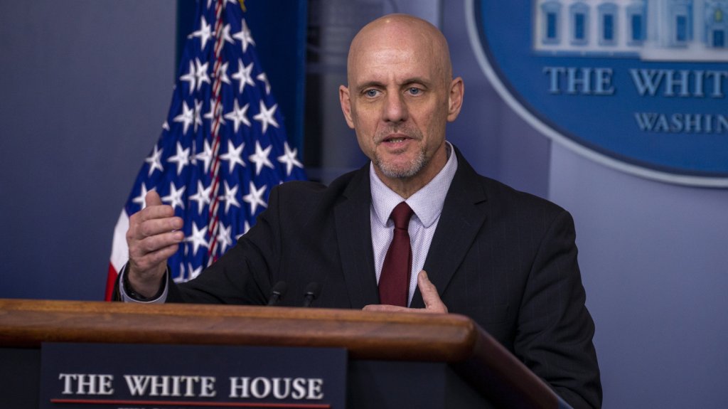  El jefe de la FDA desmiente que fuera amenazado con el despido por Trump 