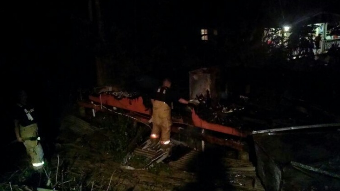 CORTO CIRCUITO EN ÃRBOL DE NAVIDAD OCASIONA INCENDIO EN RESIDENCIA DE TOA ALTA