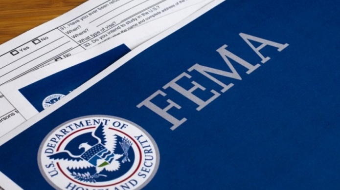 Decenas de personas llegan al Centro de Convenciones para pedir informaciÃ³n de la FEMA, pero son referidos a los municipios o se les pide que accedan por Internet