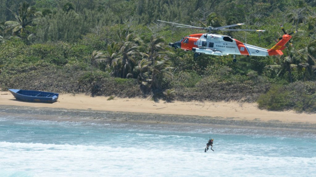  Guardia Costera repatria a 50 indocumentados arrestados el domingo en el Paso de la Mona 