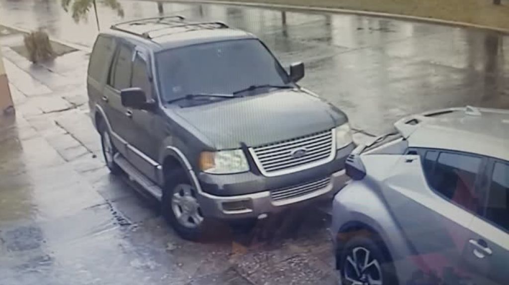  Cámara de seguridad en el Sur muestra cómo se sacudieron los autos por el temblor 