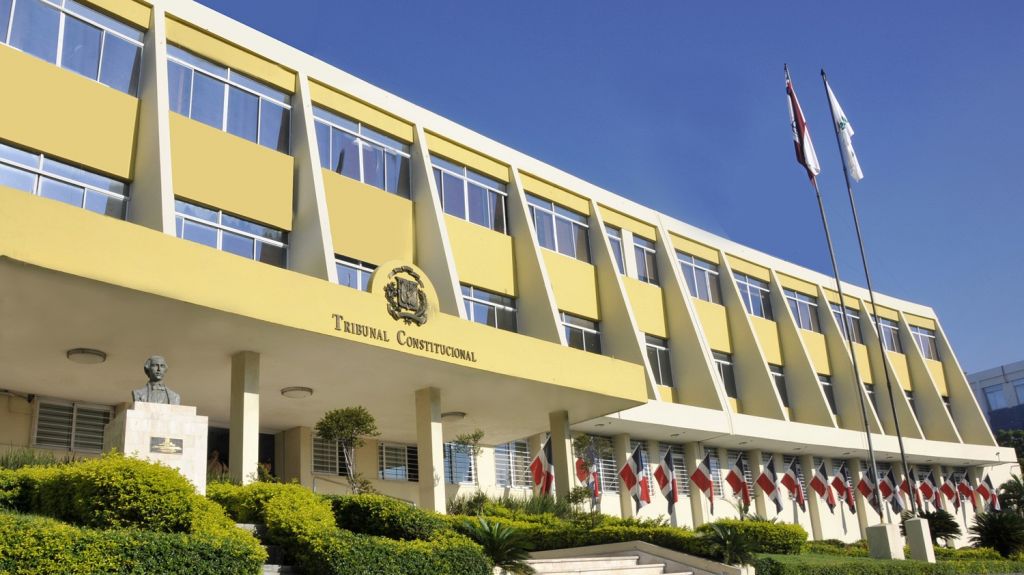  Tribunal Constitucional establece uso de por vida de armas fuego para jueces y fiscales 