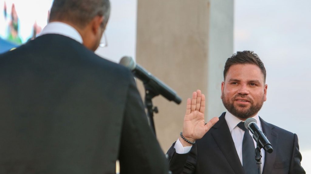  Cata&ntilde;o paga 4,500 d&oacute;lares mensuales en alquiler de guagua de lujo para el alcalde 