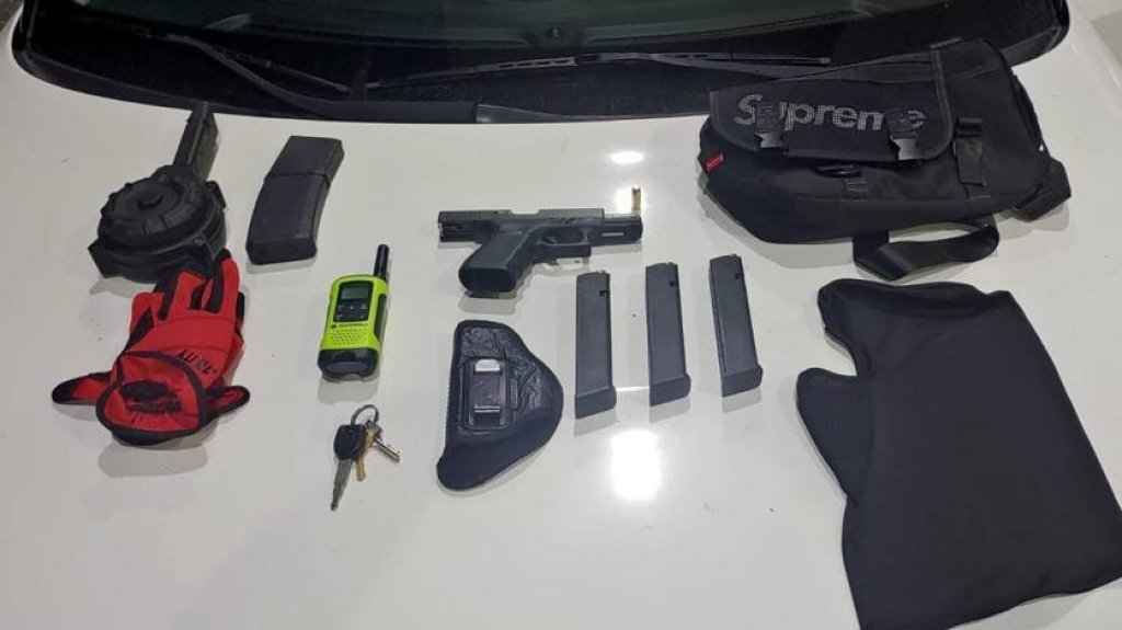  Fotos: Dos arrestados, armas y carros robados durante intervenci&oacute;n polic&iacute;aca en Ponce 