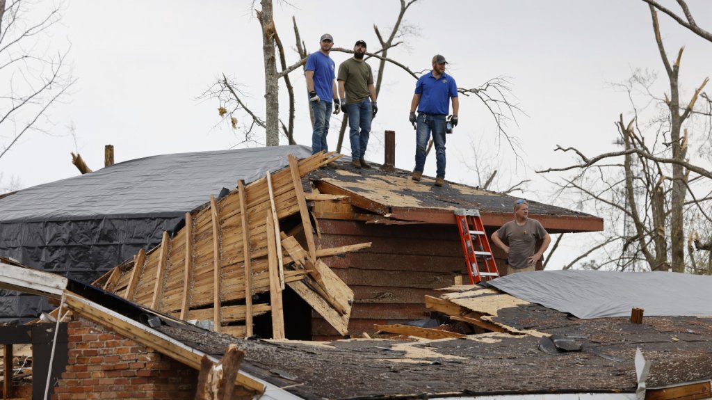  Tornados en el sureste de EEUU dejan cuantiosos da&ntilde;os y seis muertes 