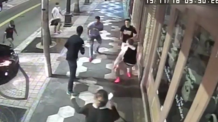 Video: Pelea callejera termina con carro dentro de un bar en Tampa
