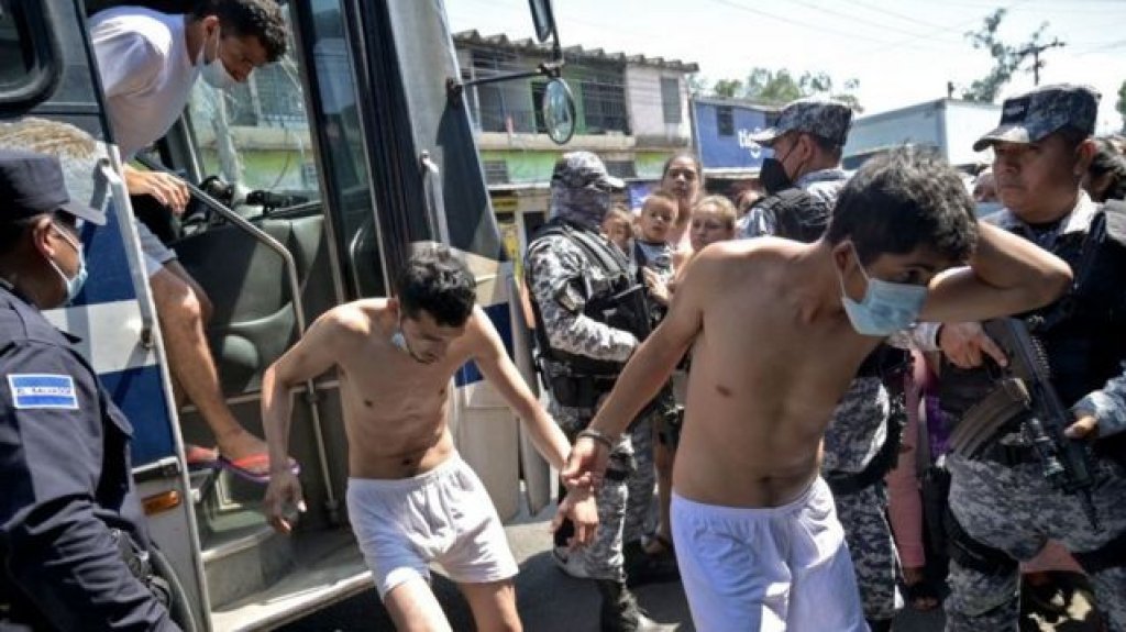  La Policía de El Salvador detiene a más de 13.000 pandilleros en 23 días 