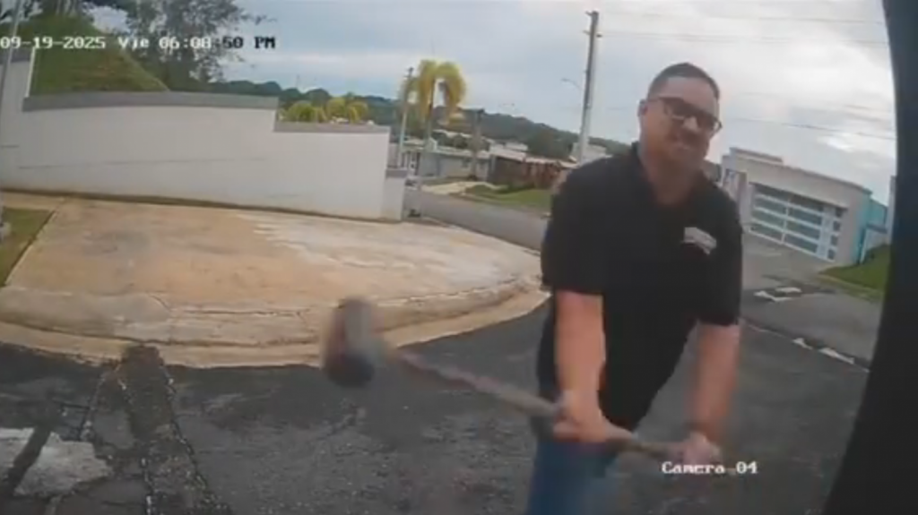  Video: Hombre “Aborrecido” de la cuota de su urbanización en Arecibo, destruye el control de acceso con un marrón 