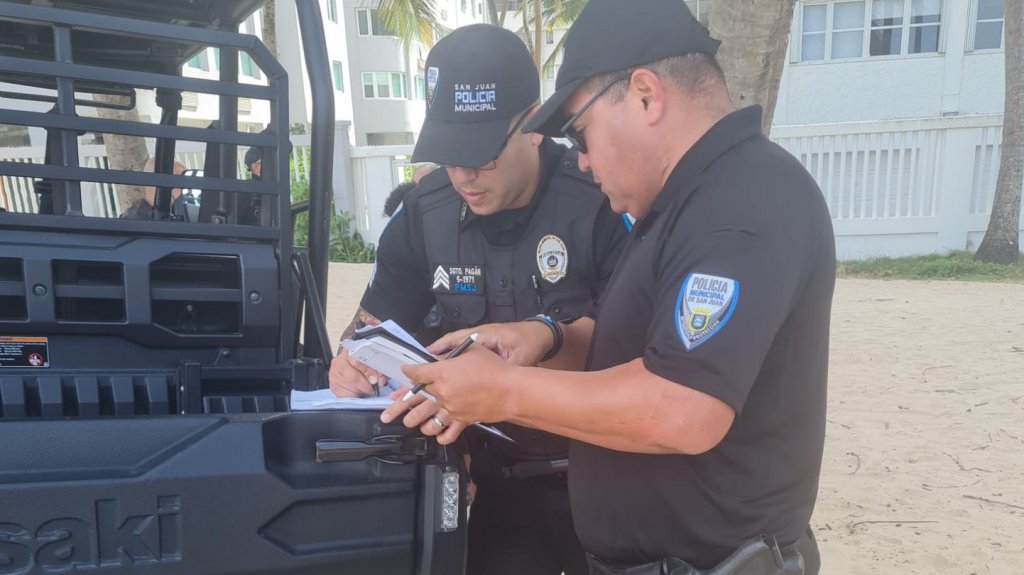  Municipales de San Juan rescatan a dos ni&ntilde;os arrastrados por la corriente en la playa de Ocean Park 