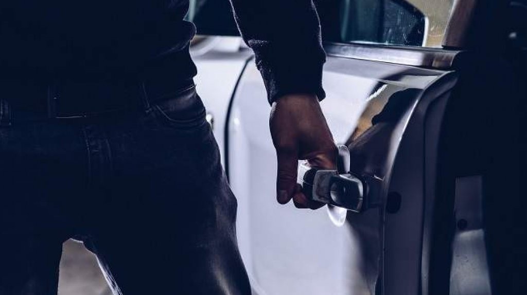  Le quitan el carro en su casa 