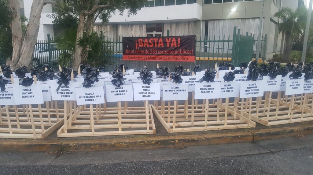  Asociaci&oacute;n de Maestros lleva el luto por cierre de escuelas hasta sede del D.E. 