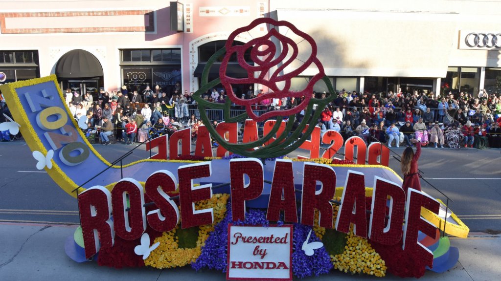  El COVID-19 obliga a cancelar el Desfile de las Rosas en 2021 
