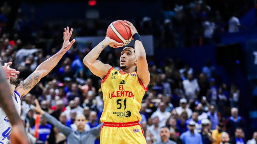  Carolina gana en tiempo extra el primero de la serie final 