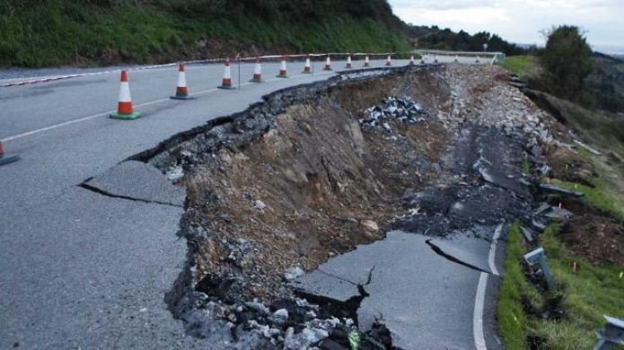 Desprendimiento de terreno y carretera en Naguabo