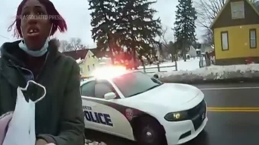 Desata furia el video de la polic&iacute;a rociando gas pimienta a una madre con su peque&ntilde;o en Rochester 