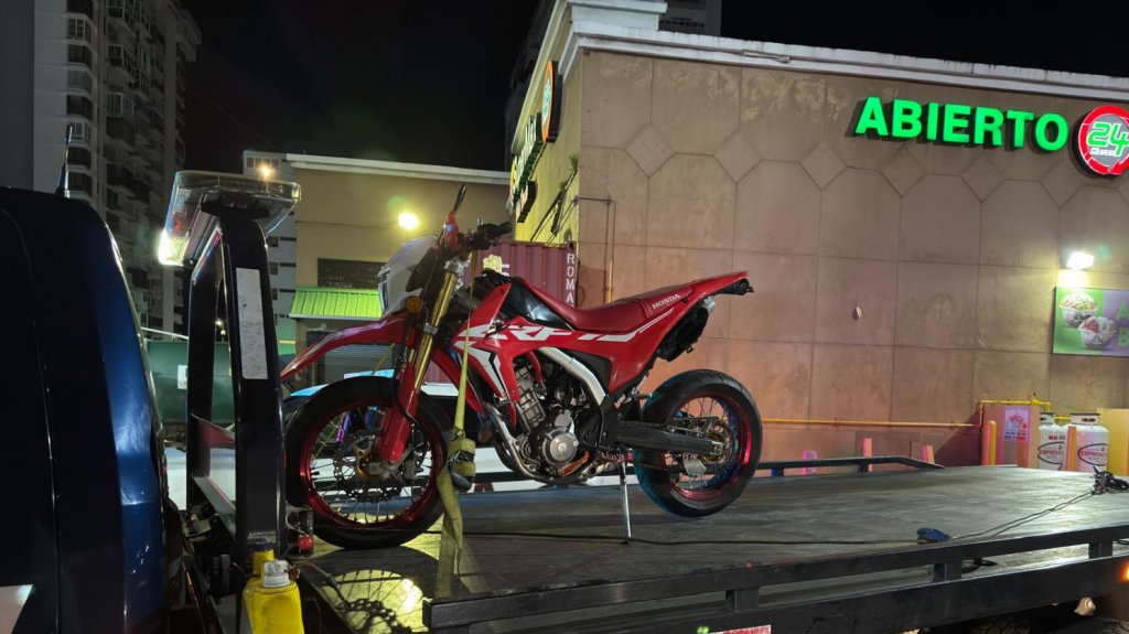  “Pillan” a dos con una motora robada en Isla Verde 