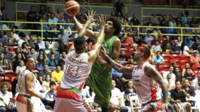 Santeros de Aguada demuestran poderÃ­o ofensivo ante Indios de MayagÃ¼ez