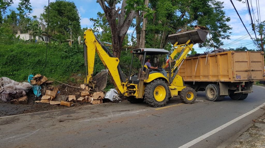 MÃ¡quinas especializadas limpian zonas rurales de Carolina