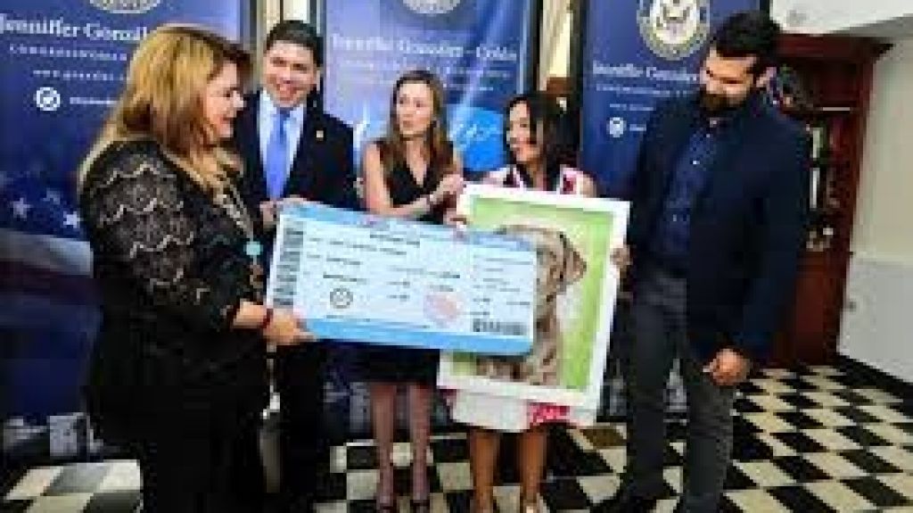  Comisionada residente exhorta a estudiantes a participar en competencia de arte del Congreso 