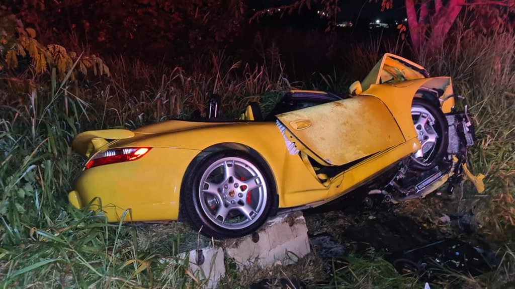  Video: Grave conductor de un Porsche al chocar con una valla en Toa Alta 
