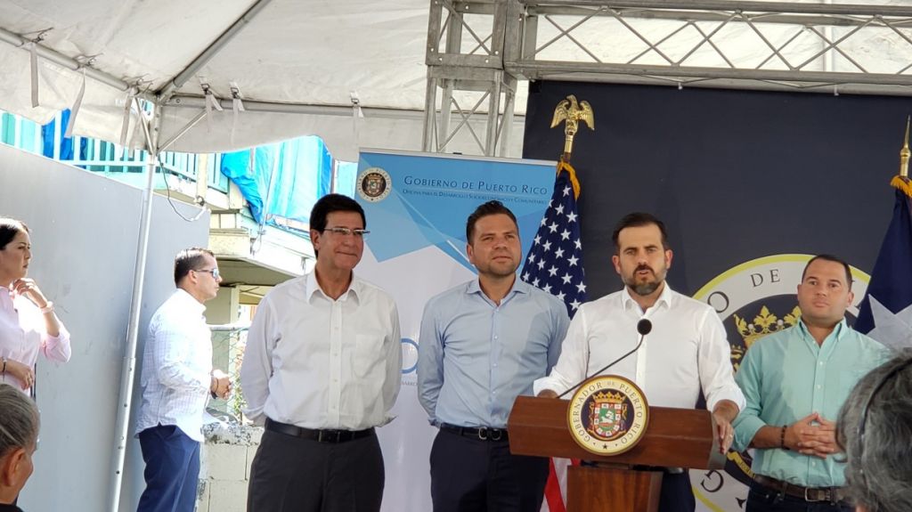  Gobernador firma orden ejecutiva para viabilizar reconstrucci&oacute;n de casas impactadas por huracanes Irma y Mar&iacute;a 