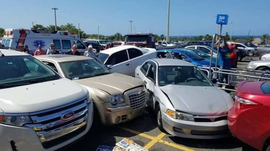  Video: 5 autos chocados en confuso accidente en Walmart de Hatillo   