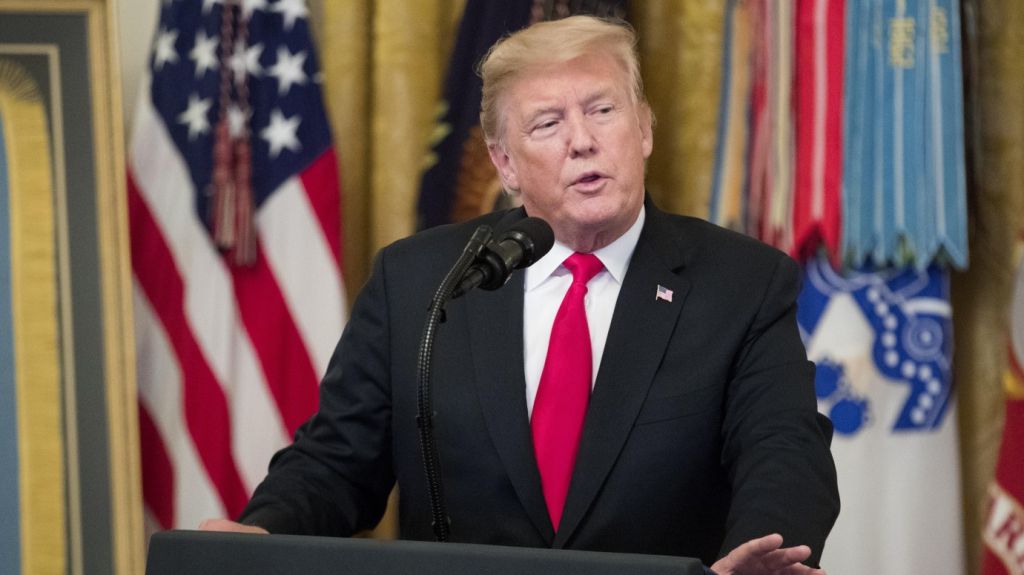  Trump "arma" a sus fiscales frente a jueces que bloquean sus medidas 