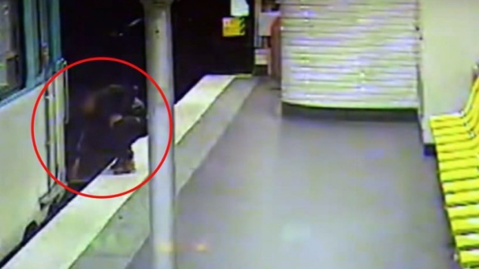 Primero le roba y despuÃ©s le salva la vida (VIDEO)