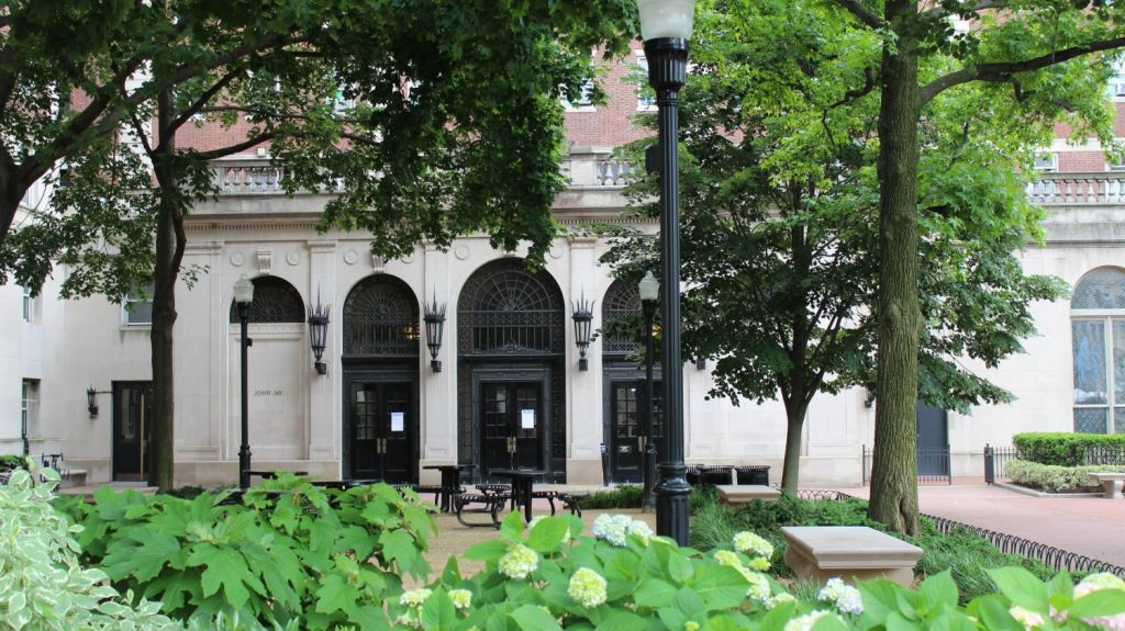  Demandan a la Universidad de Columbia y hospitales por cubrir abusos sexuales 