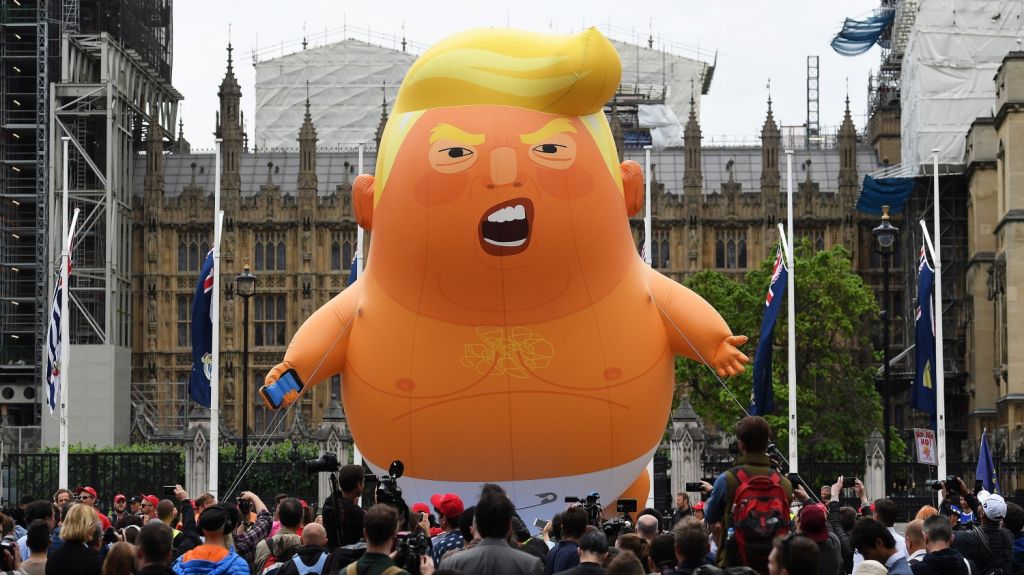  El gigante "Baby Trump" sobrevuela Londres como protesta contra Trump 