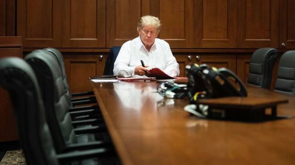  Hija de Donald Trump publica una foto de su padre trabajando 