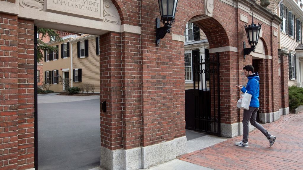  Harvard pide a sus estudiantes no regresar al campus debido al coronavirus 