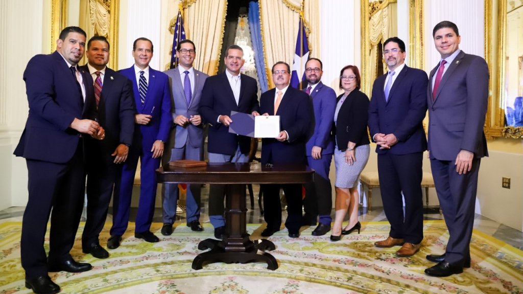  Gobernador firma el Proyecto de la C&aacute;mara 1003 