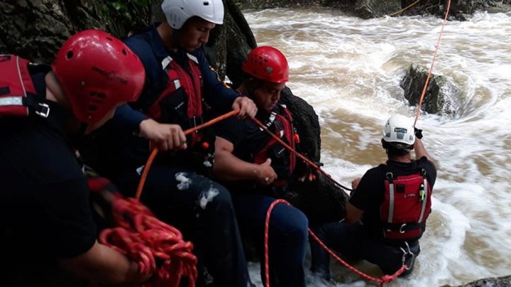  Rescatan 2 adultos y 4 menores que quedaron atrapados por crecida de r&iacute;o en Gozalandia 