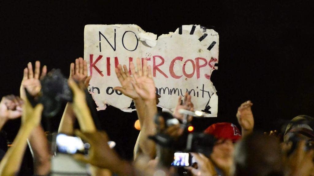  Los polic&iacute;as repiensan su "modus operandi" ante violencia racial en EE.UU. 