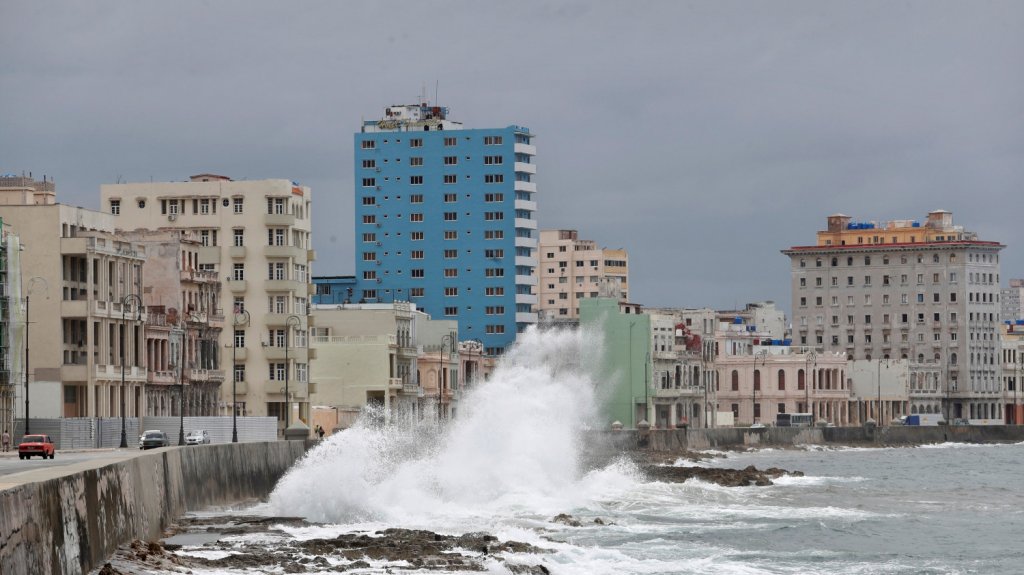  La tormenta Laura azota Cuba antes de su amenazante rumbo a EEUU como hurac&aacute;n 