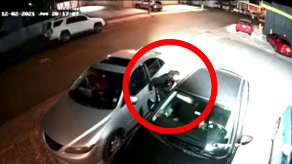  Video: C&aacute;maras captan &ldquo;cacos&rdquo; robando en auto estacionado en Bayam&oacute;n 